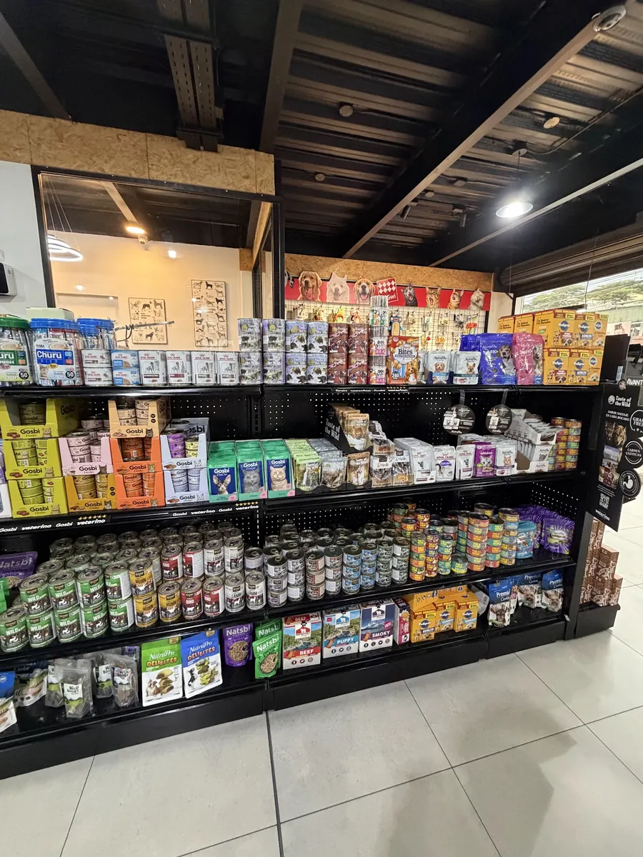 Estanterías con alimento húmedo y snacks para perros y gatos