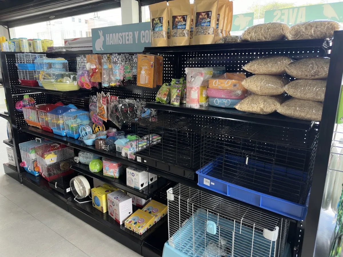 Estantería con jaulas, accesorios y sustrato para hámster y conejos