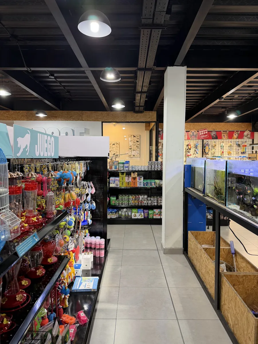 Pasillo de una tienda DOGE con juguetes, acuarios y alimento